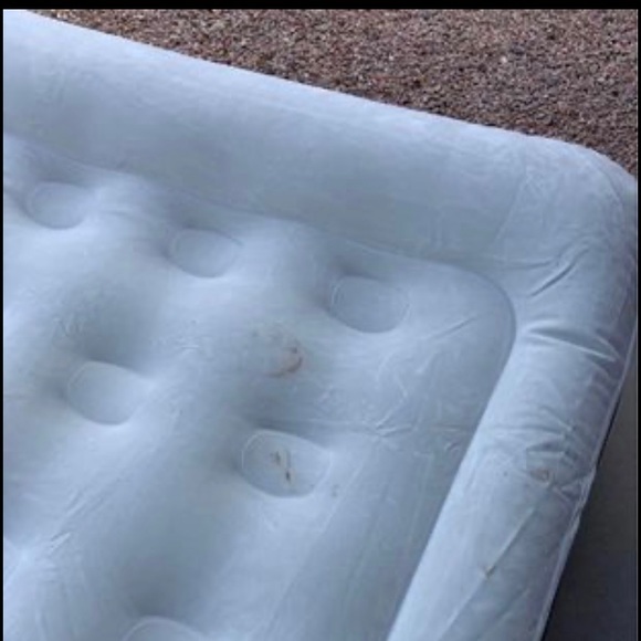 Queen sized Automatic Air Mattress - Picture 2 of 6